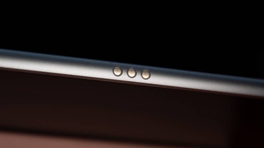 Gros plan sur le côté du0027une Huawei MatePad Air montrant trois connecteurs ronds.