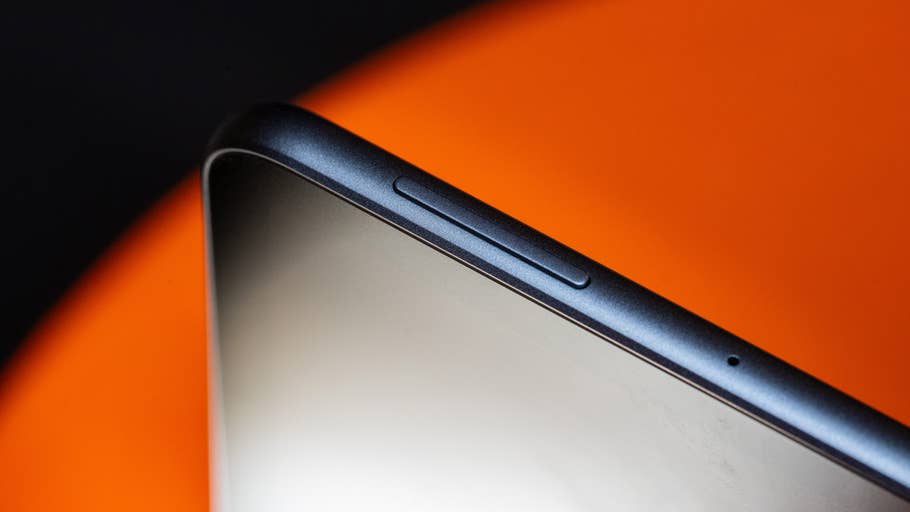 Gros plan du bord supérieur du0027une Huawei MatePad Air, montrant le bouton du0027alimentation et le haut-parleur.