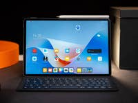 Huawei MatePad Air avec clavier, affichant diverses icônes d'application à l'écran.