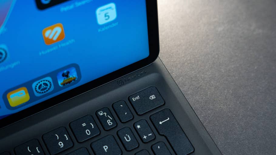 Gros plan sur lu0027écran et le clavier du0027un Huawei MatePad Air avec des icônes du0027applications visibles.