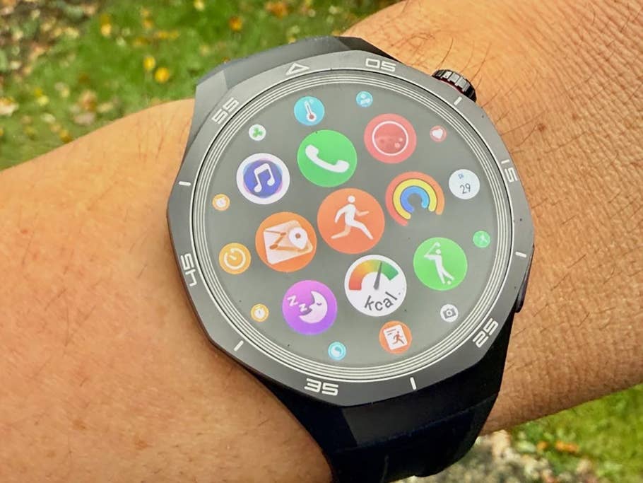 Une Huawei Watch GT 5 Pro affichée sur un poignet, montrant diverses icônes du0027applications colorées à lu0027écran.