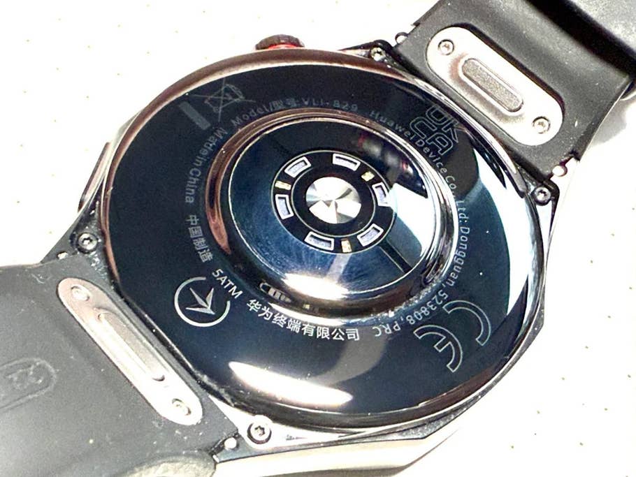 Vue arrière de la Huawei Watch GT 5 Pro, montrant les détails du modèle et la résistance à lu0027eau de 5 ATM.