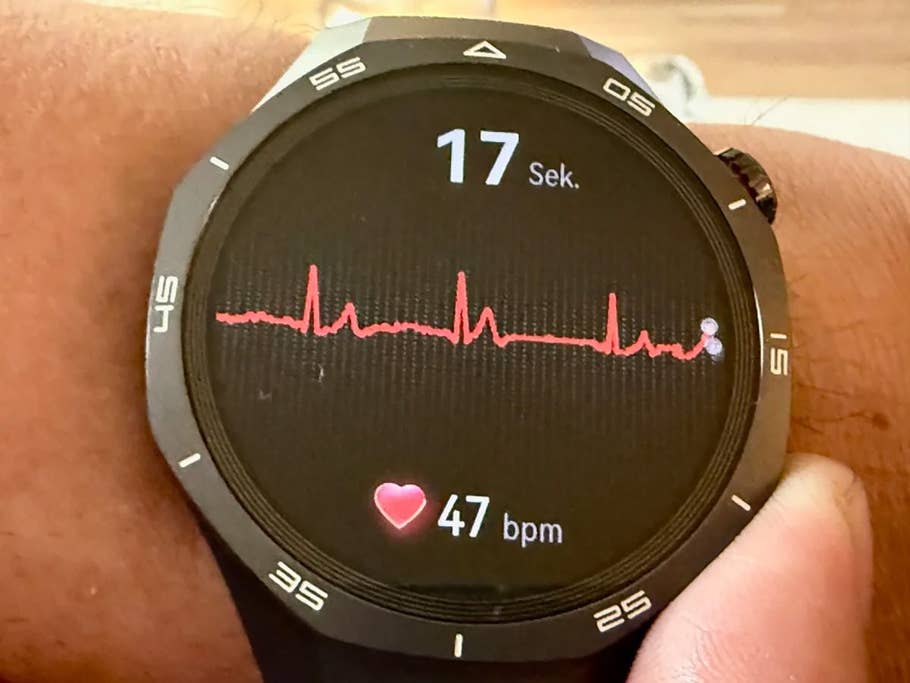Une Huawei Watch GT 5 Pro affichant un rythme cardiaque de 47 bpm et un ECG de 17 secondes.