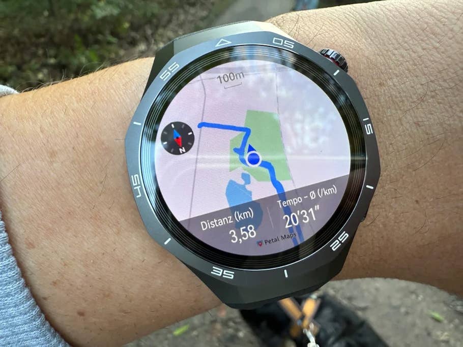 Une montre Huawei GT 5 Pro affichant une carte avec des détails de navigation au poignet.