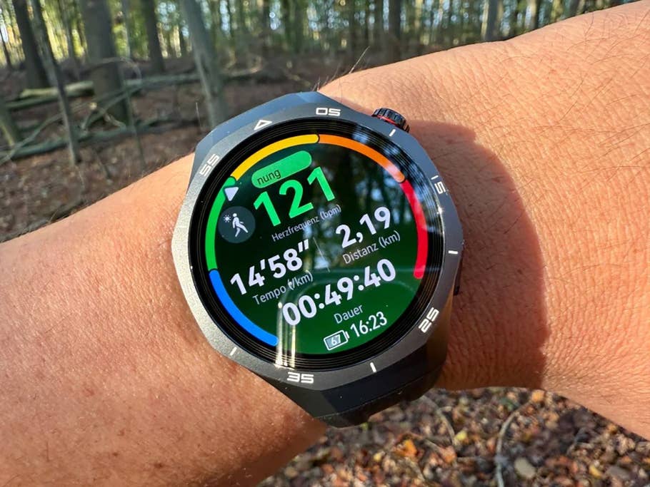 Une montre Huawei Watch GT 5 Pro affichant des données de fréquence cardiaque, de distance et de rythme.