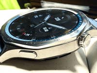 Un gros plan de la Huawei Watch GT 5 montrant son design élégant et son affichage numérique.