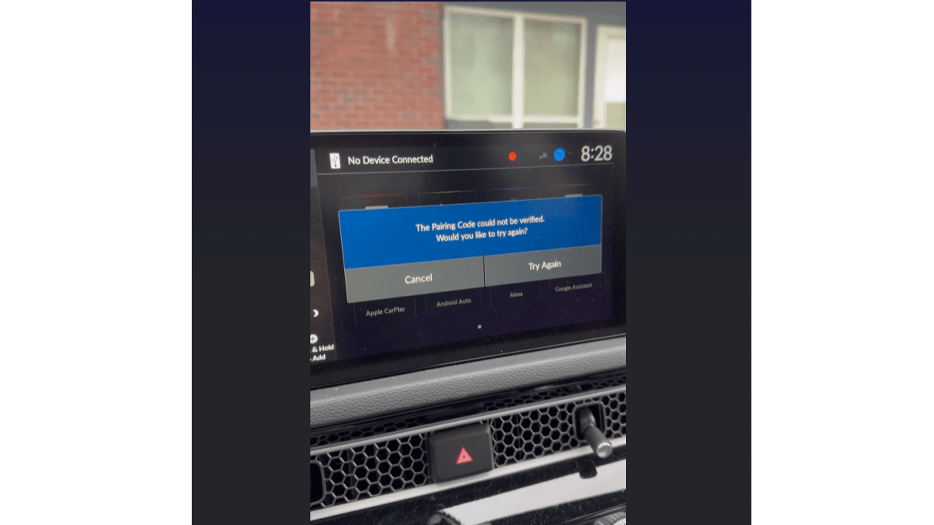 Écran de voiture affichant 'Aucun appareil connecté' avec un message d'erreur de couplage.