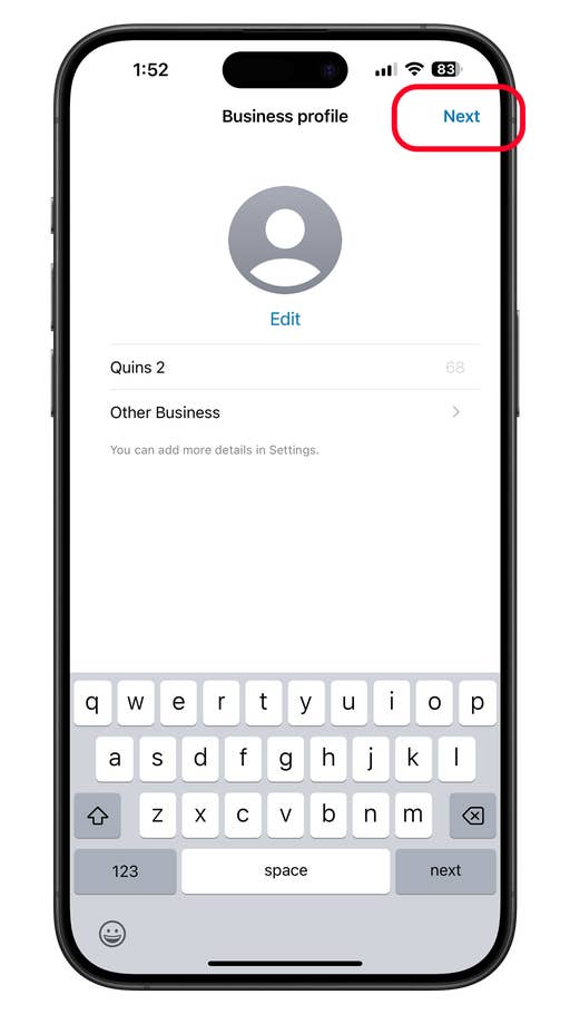 Écran de profil du0027entreprise WhatsApp avec des champs pour modifier les détails de lu0027entreprise et un clavier.