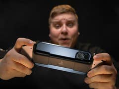 Antoine tient l'iPhone 15 Pro Max à deux mains avec la manette Backbone One