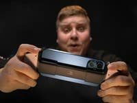 Antoine tient l'iPhone 15 Pro Max à deux mains avec la manette Backbone One