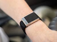 Un gros plan sur une smartwatch noire au poignet au design élégant.