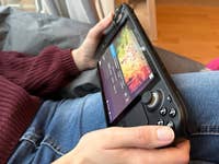 Une personne jouant avec le Steam Deck