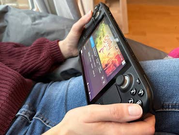 Une personne jouant avec le Steam Deck