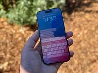 Un iPhone 16 Pro avec Siri activé