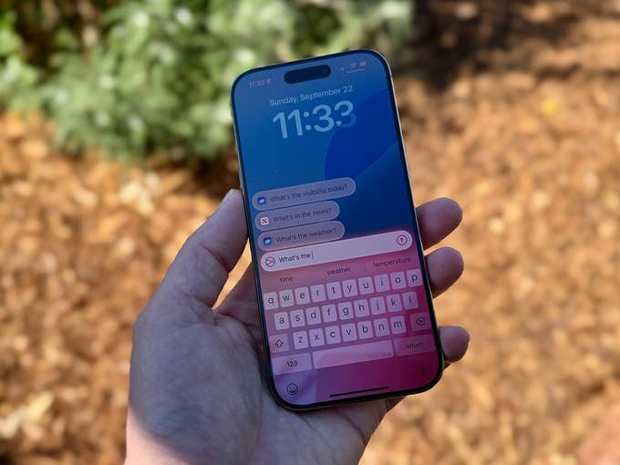 Un iPhone 16 Pro avec Siri activé