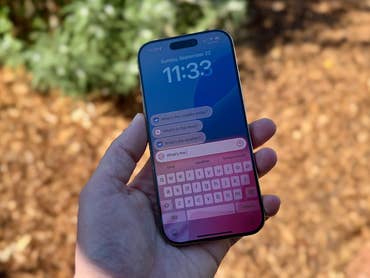 Un iPhone 16 Pro avec Siri activé