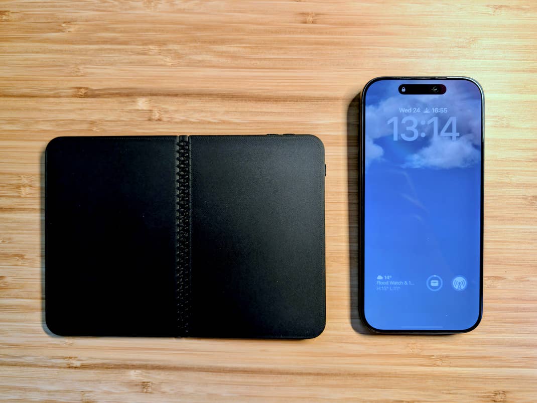 Ein 3D-Druck des angeblichen iPhone Fold – im offenen Zustand. Es soll im Herbst 2026 erscheinen. Daneben: Ein iPhone 17 Pro.