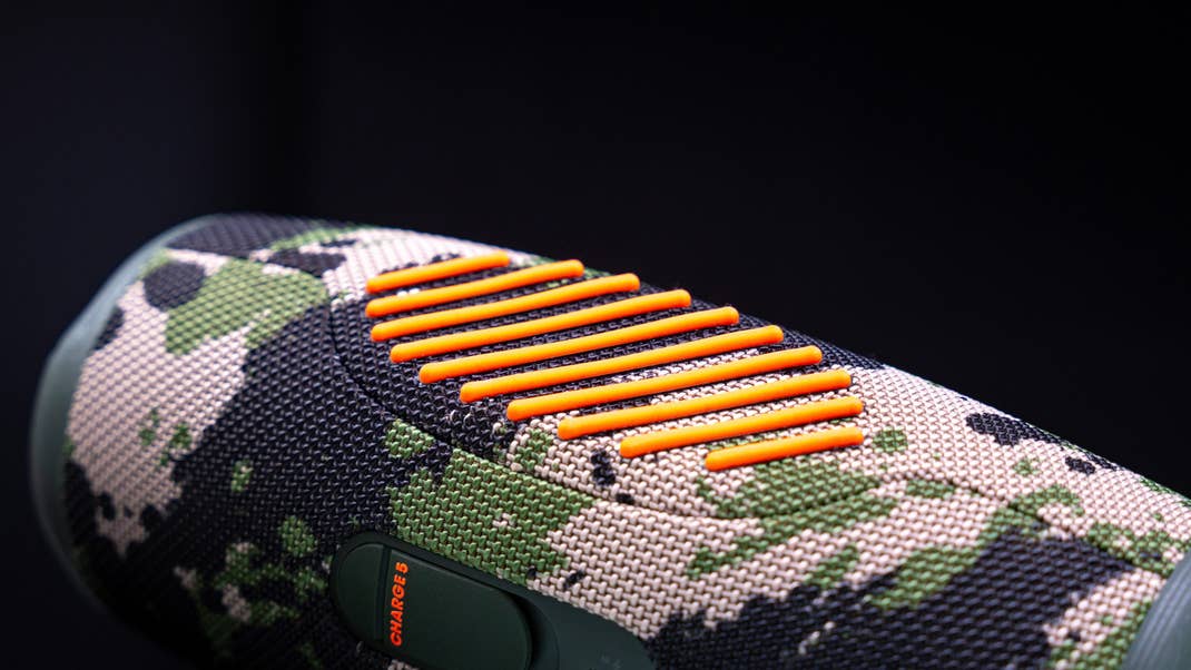 Les pieds de la JBL Charge 5