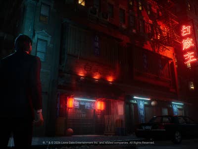 John Wick se tient devant un magasin aux néons sous la pluie.