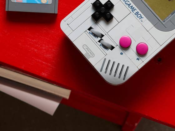 Lego fait rena&icirc;tre la console la plus culte de votre enfance – Les fans de Nintendo vont craquer