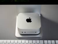 Un Apple Mac Mini M4 Pro argenté sur un support, avec un clavier au premier plan.