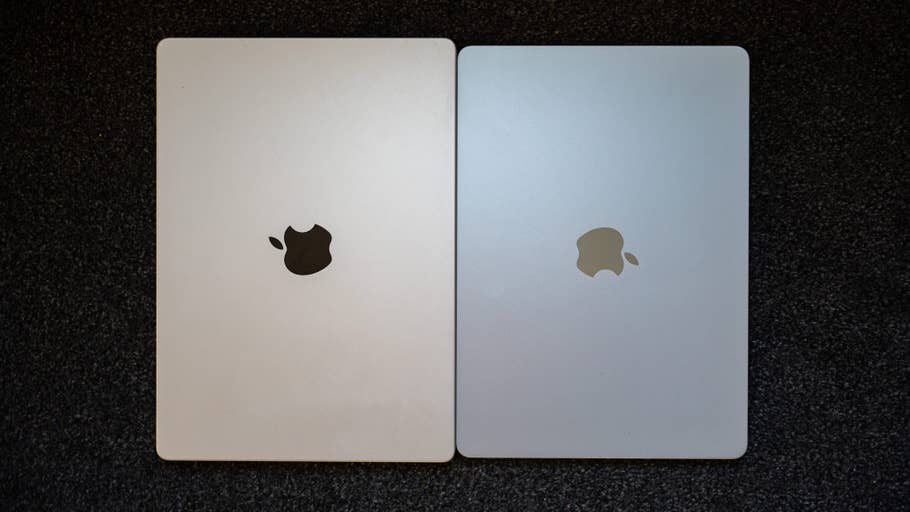 Deux ordinateurs portables Apple MacBook Air côte à côte, lu0027un avec un logo noir et lu0027autre avec un logo doré.