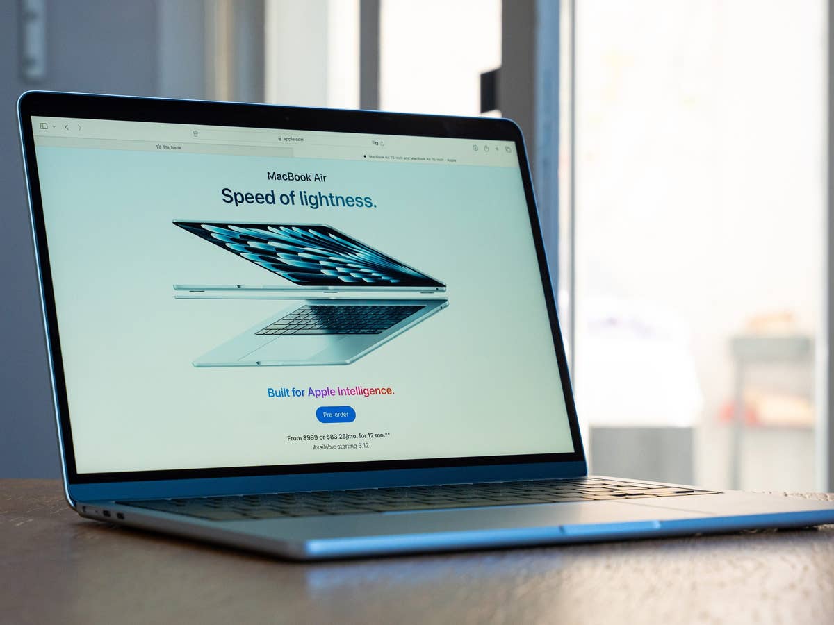 Un MacBook Air affichant 'Vitesse de légèreté' et 'Construit pour l'intelligence Apple' à l'écran.