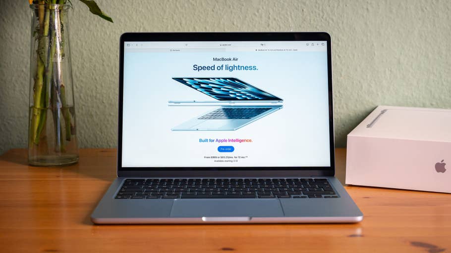 Apple MacBook Air affichant u0027Speed of lightness.u0027 avec un design épuré sur une table en bois.
