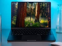 Apple MacBook Pro M4 avec un fond d'écran de forêt affichant l'heure 12:04.