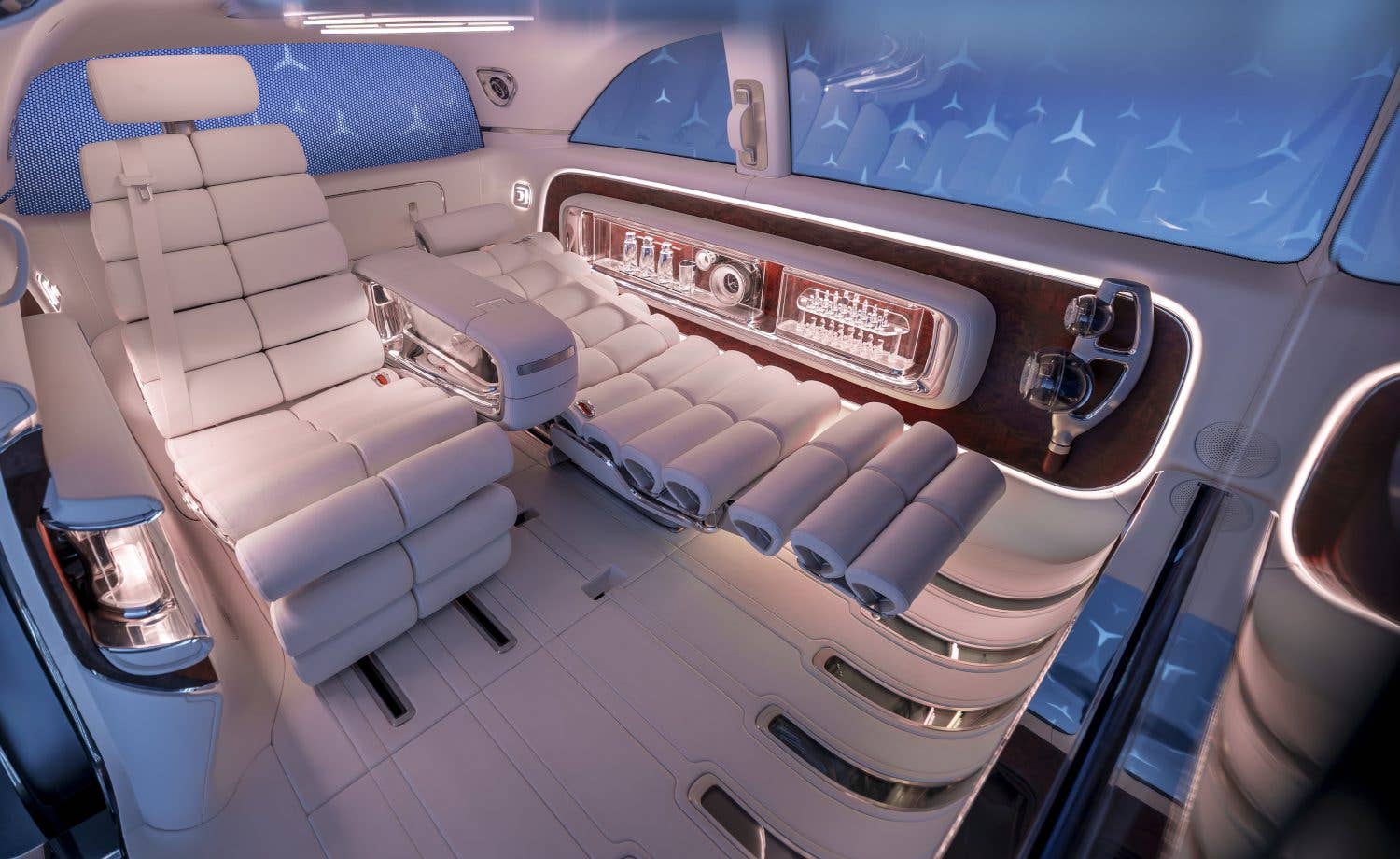 Intérieur de la Mercedes Vision V avec des sièges blancs luxueux et des éléments de design élégant.