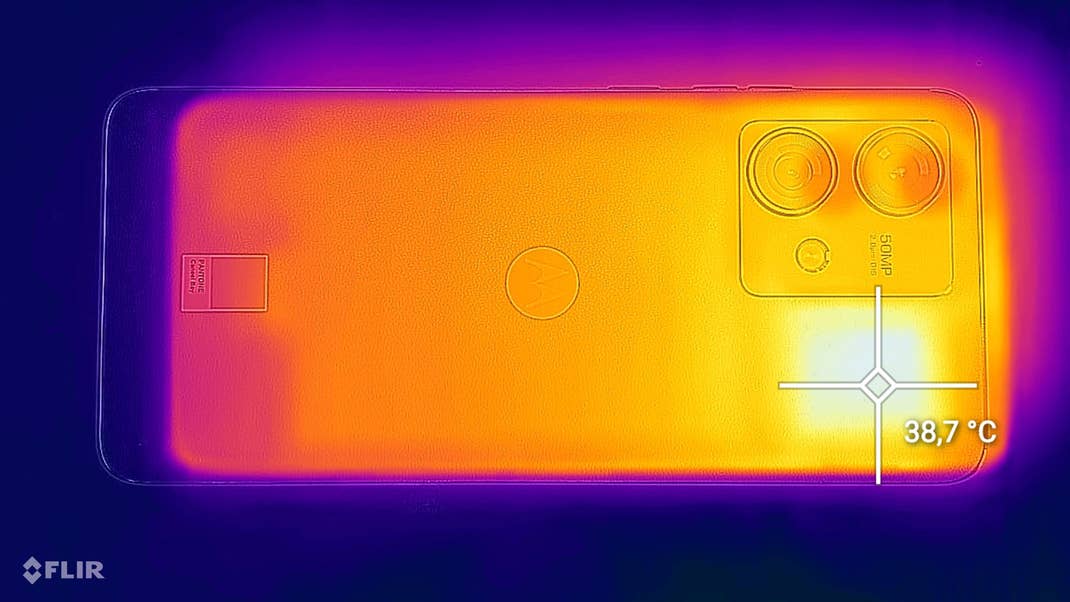 Photo en vision thermique du Motorola Edge 40 Neo pour montrer la température interne du smartphone Photo en vision thermique du Motorola Edge 40 Neo pour montrer la température interne du smartphone