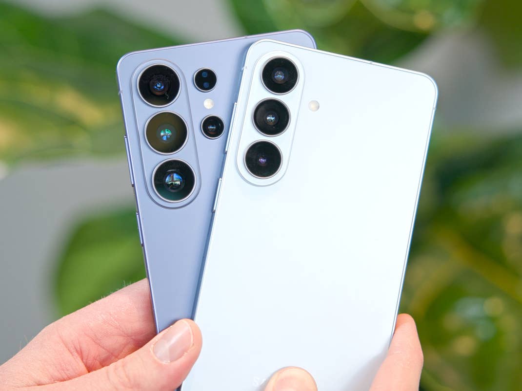 Samsung Galaxy S26 Ultra und S26+ von hinten gezeigt