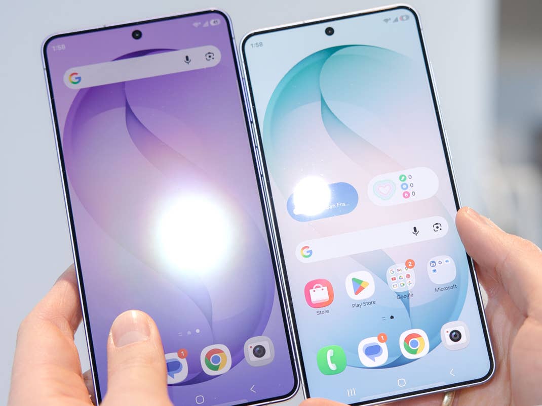 Foto zeigt, wie stark die Displays im Samsung Galaxy S26 Ultra und im S26+ im direkten Vergleich spiegeln.