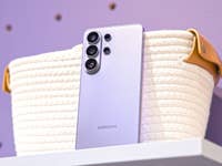 Le Samsung Galaxy S26 Ultra violet est adossé à un panier.