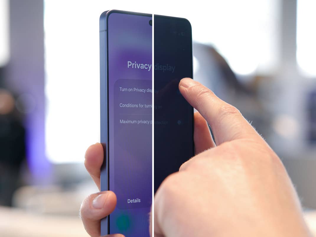 Fotomontage zeigt den Effekt des Private Displays im Galaxy S26 Ultra direkten Vergleich.