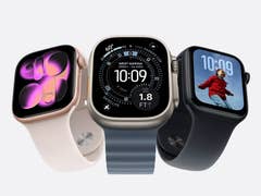 Trois modèles Apple Watch Series 11 de différentes couleurs affichant divers cadrans.