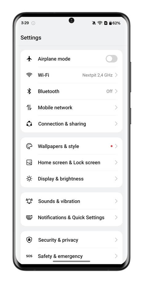 Menu des paramètres affiché sur un smartphone OnePlus, montrant des options comme Wi-Fi, Bluetooth et luminosité de lu0027écran.