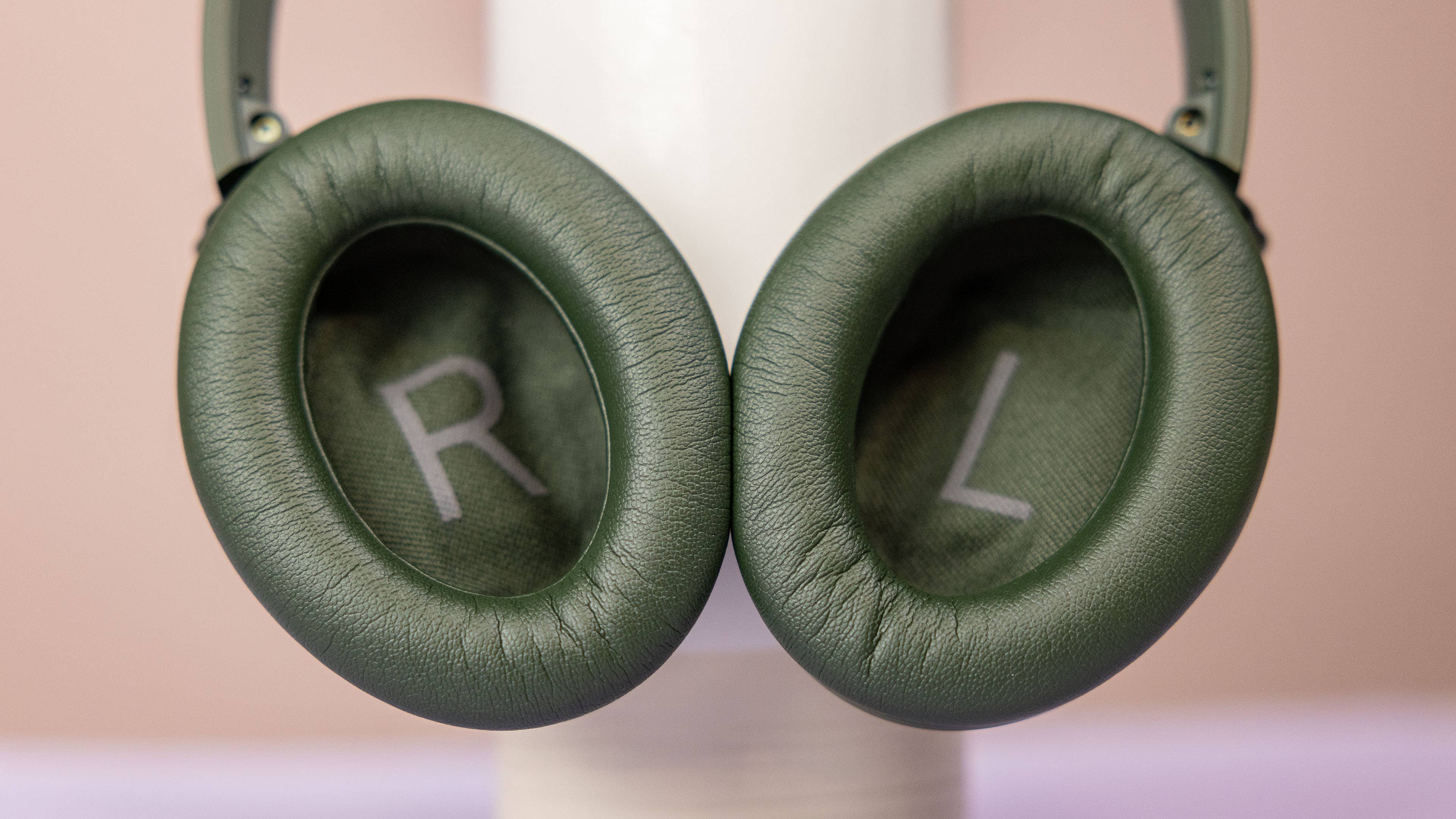 Le casque Bose QuietComfort Headphones vu de face avec ses oreillettes retournées laissant apparaître leurs coussinets en similicuir