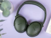 Le casque Bose QuietComfort Headphones vu de haut et posé à plat