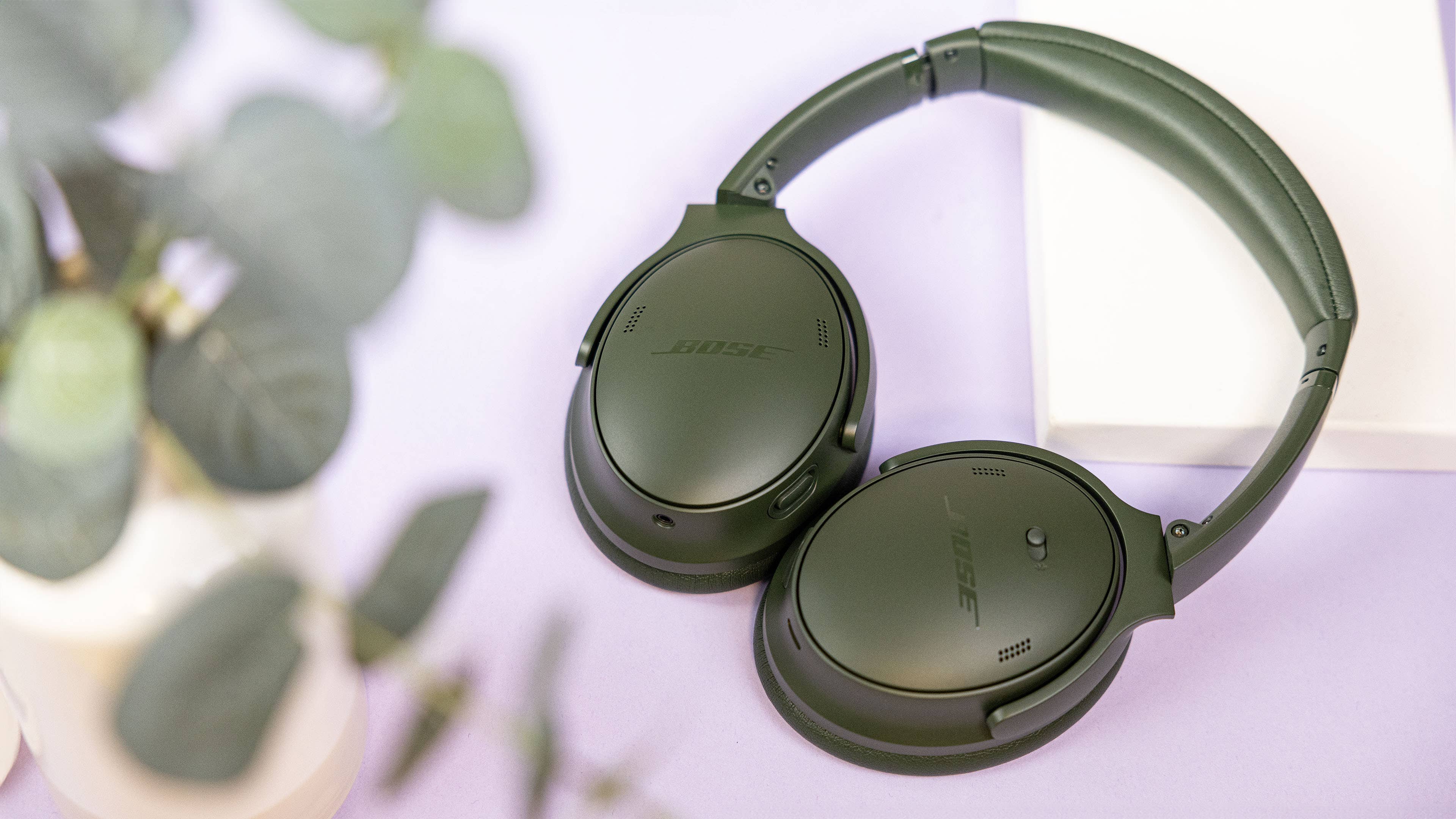 Le casque Bose QuietComfort Headphones vu de haut et posé à plat
