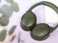 Le casque Bose QuietComfort Headphones vu de haut et posé à plat
