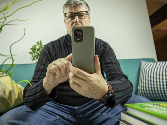 Test du Doro 8100: Un smartphone pour seniors, c&rsquo;est vraiment pertinent?