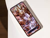 Le Google Pixel 8 vu de haut et de face avec son écran allumé