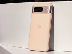 Le Google Pixel 8 vu de dos posé verticalement contre un mur