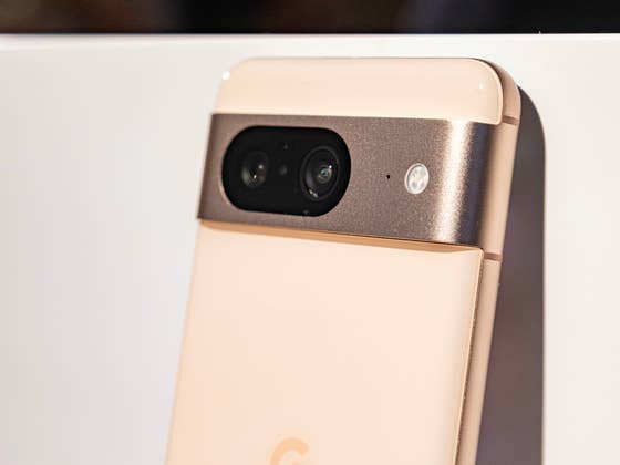 Cette photo de la bo&icirc;te du Google Pixel 8a nous en apprend beaucoup sur le prochain milieu de gamme