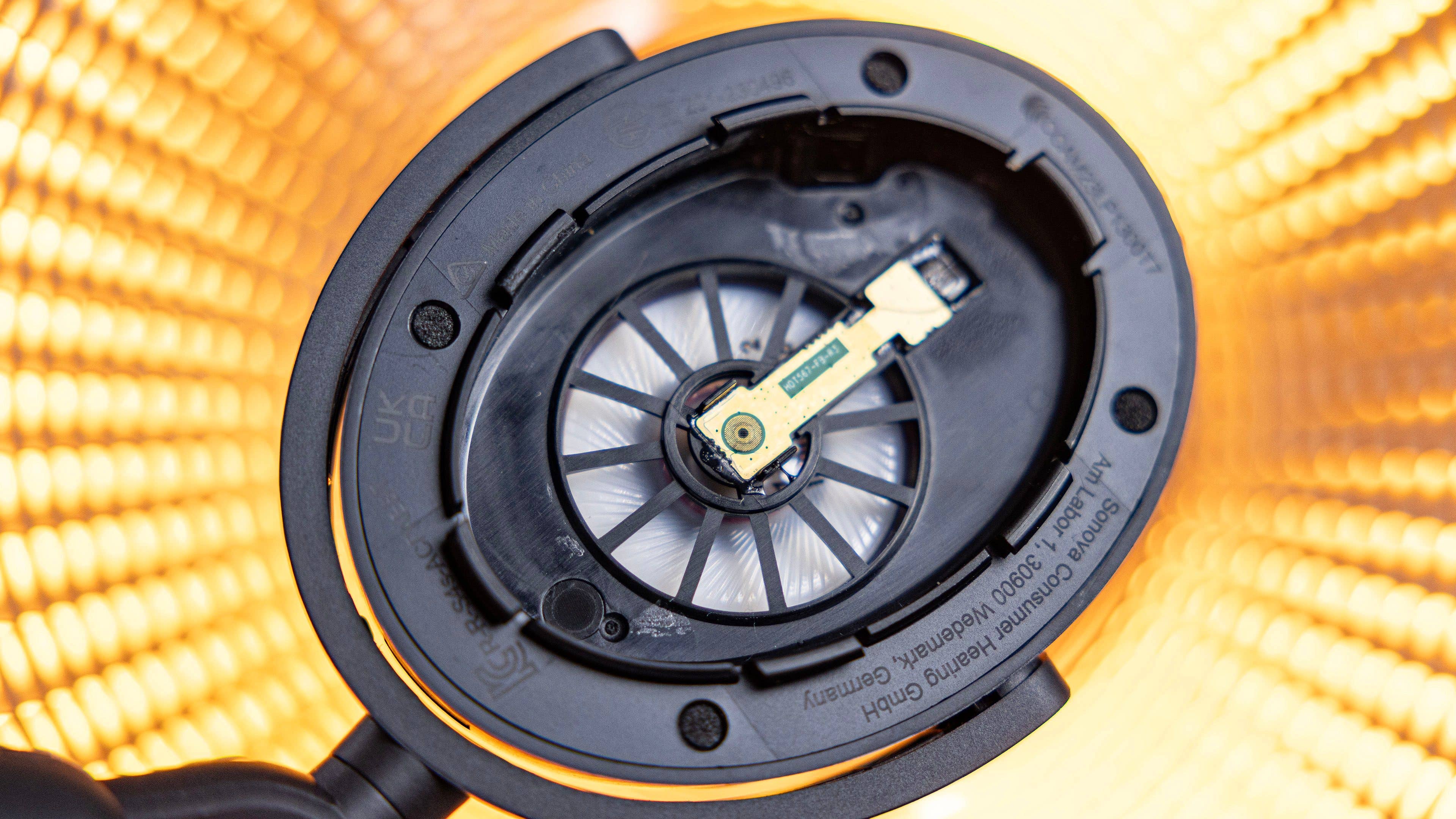 L'oreillette d'un casque Bluetooth ouverte laissant entrevoir le transducteur dynamique