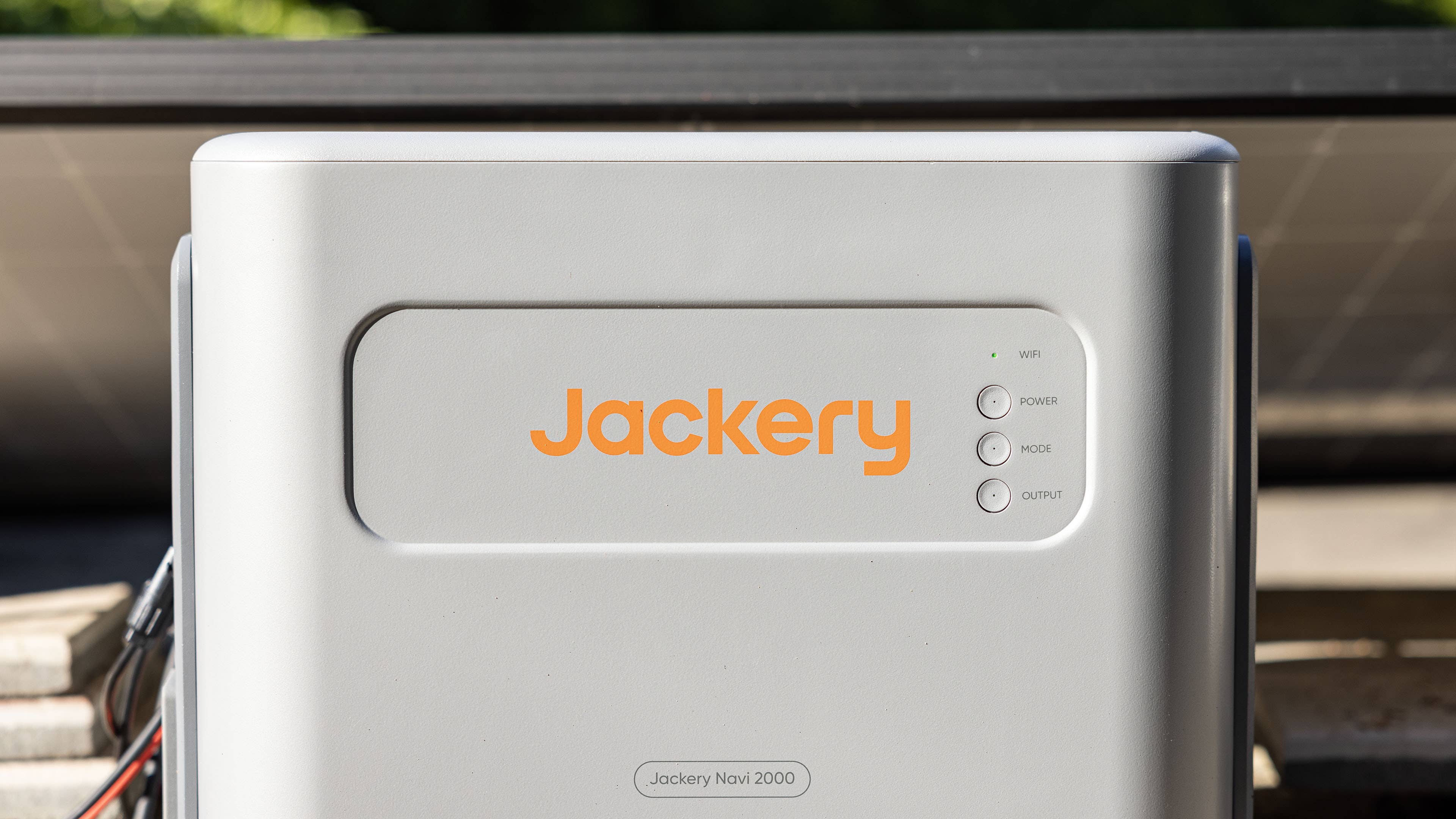 La face avant de la Jackery Navi 2000 avec ses boutons