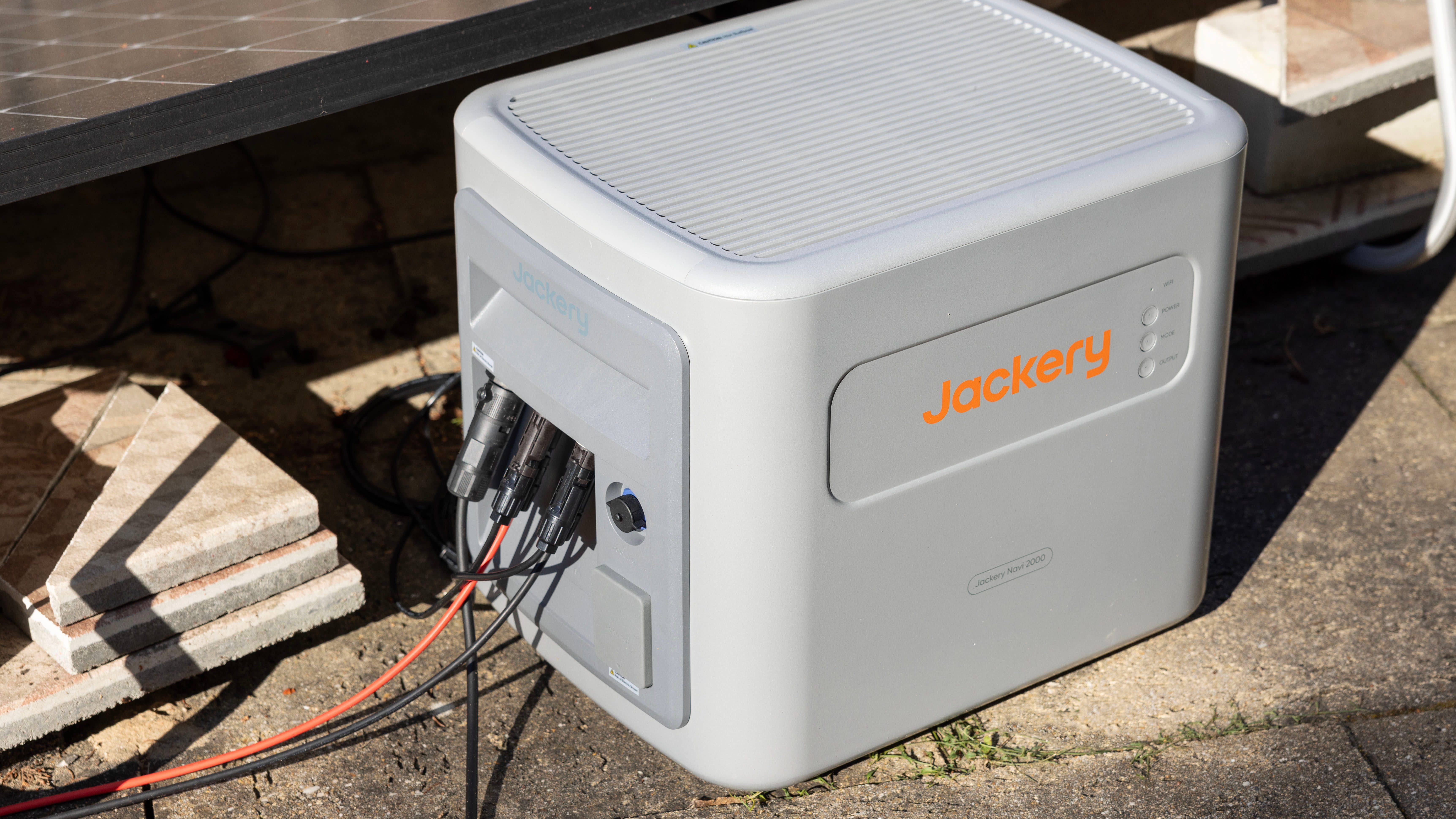 La Jackery Navi 2000 vue de profil