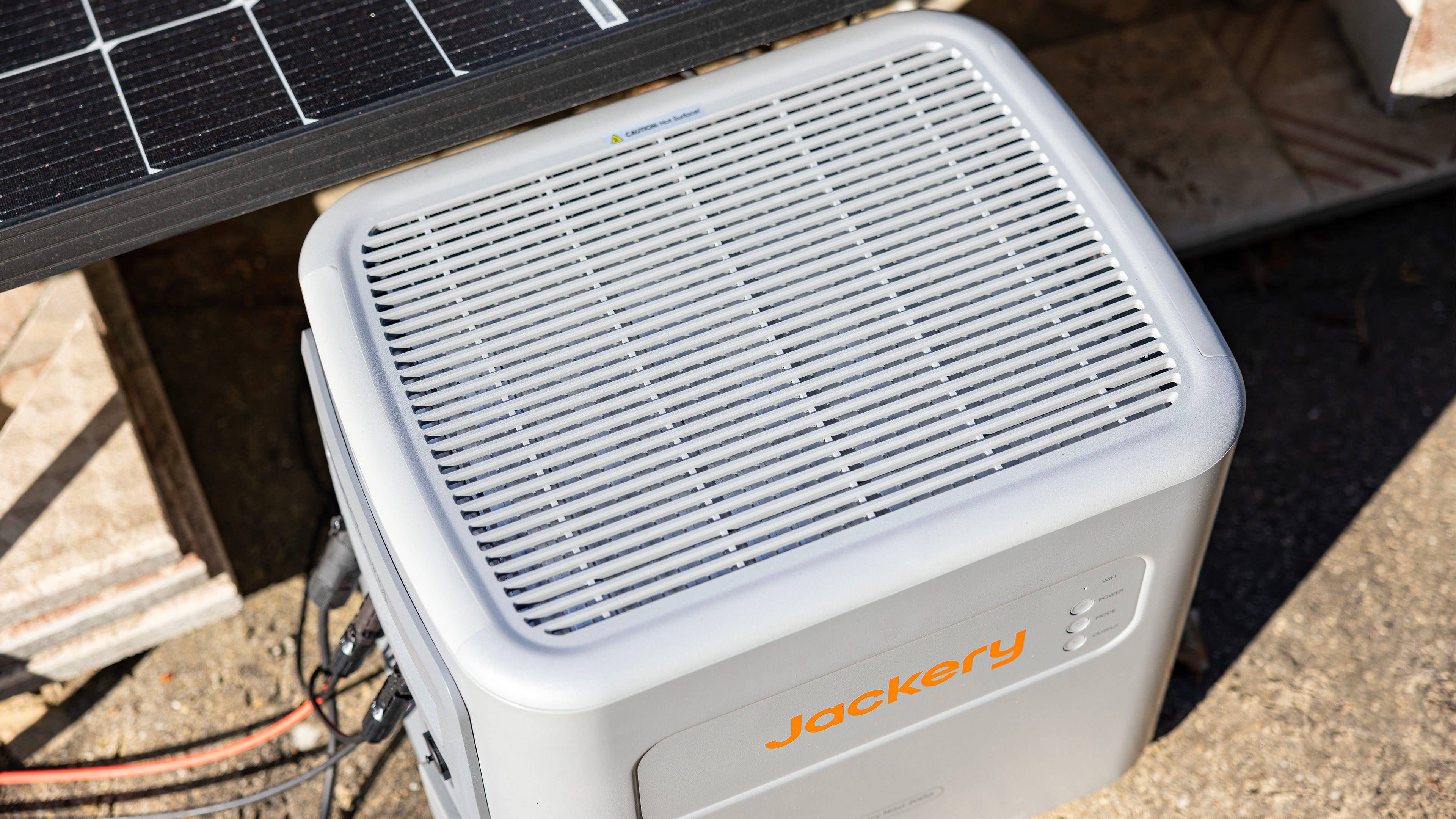 La partie supérieure du boîtier de la Jackery Navi 2000