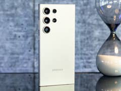 La couverture arrière du Samsung Galaxy S24 Ultra en détail